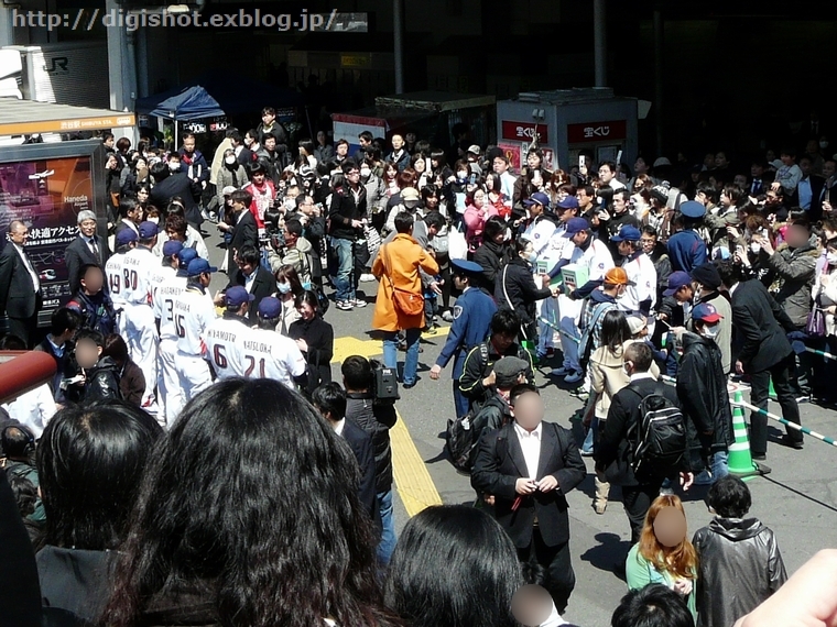 渋谷駅西口でのスワローズ募金活動フォトレポ_e0222575_822575.jpg