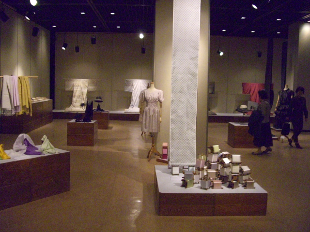 「染織の匠展」出展の洋服作品はこちら_c0168223_12464041.jpg