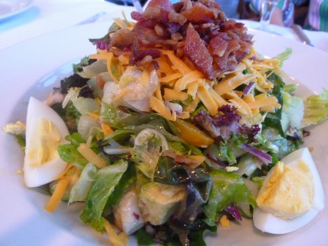 映画を見てコブサラダ（Cobb salad）を食べて、_a0170045_10354036.jpg