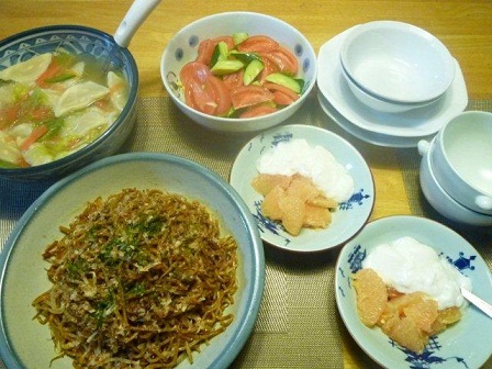 日曜日じゃないけど麺類 焼きそばと水餃子ｽｰﾌﾟの献立 さくらおばちゃんの趣味悠遊