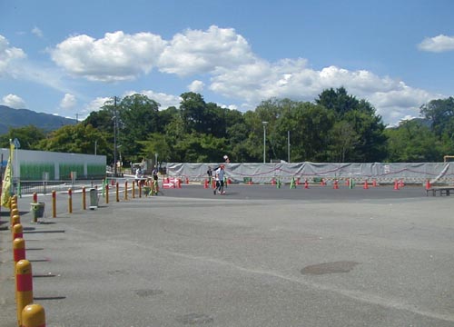 ●嵐山駅前の変化、その81(脇道から広場)_d0053294_11195672.jpg