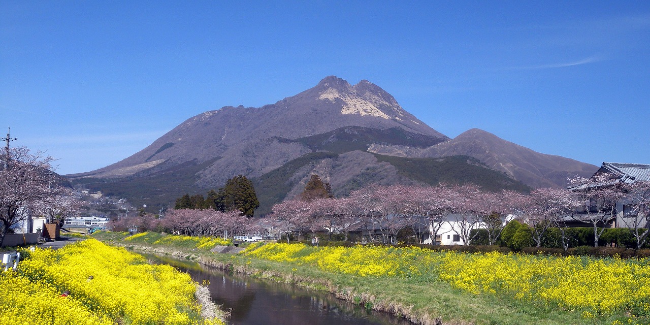 4月6日現在の湯布院町、桜咲く直前の御幸橋からの由布岳_e0097678_17131552.jpg