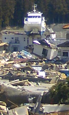 A ship on a roof_a0005484_2013766.jpg