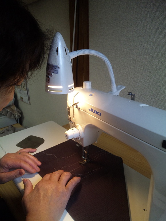 職業ミシンにライトをくっ付けました。_b0213187_7501446.jpg