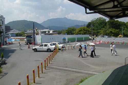 ●嵐山駅前の変化、その83(円形階段、脇道から広場)_d0053294_2332151.jpg