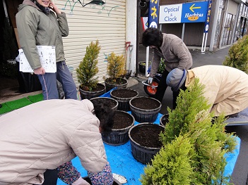 活動開始は植栽です。_f0231147_2159364.jpg