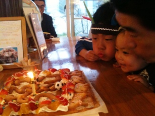 誕生日ケーキ(^v^)_f0009169_9354778.jpg