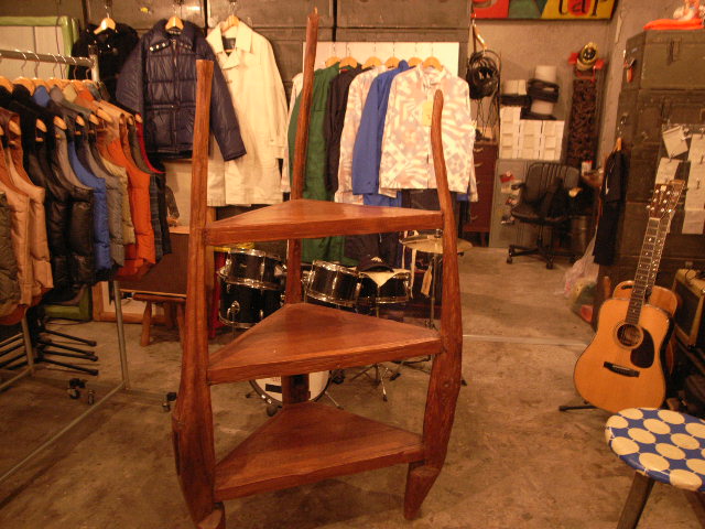 \"TheThreeRobbers/Wooden Corner Rack 3steps\"ってこんなこと。_c0140560_1132614.jpg