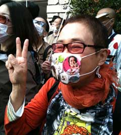 ４月１０日にデモに行ったわたし_b0010487_0483679.jpg