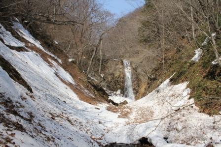 残雪の衣紋の滝_c0213830_1783953.jpg