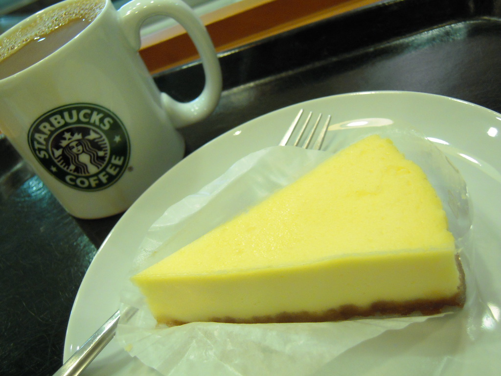 スターバックスコーヒーのニューヨークチーズケーキ_b0131597_0364182.jpg