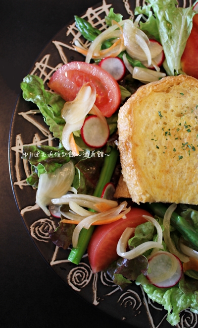 フランスパンでフレンチトースト&新玉ねぎドレッシングのサラダ。_e0192461_11472643.jpg