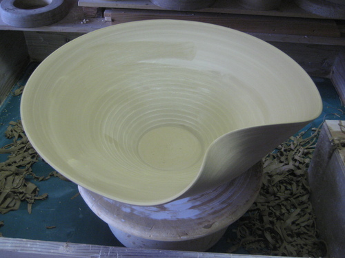 ロクロで作った花器の削り作業。_d0195183_0115347.jpg