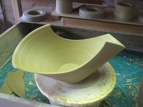 ロクロで作った花器の削り作業。_d0195183_0135084.jpg