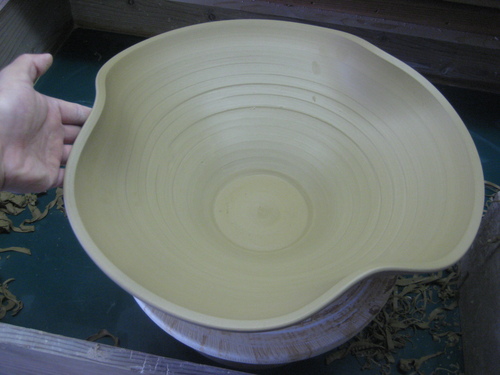 ロクロで作った花器の削り作業。_d0195183_013981.jpg
