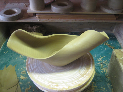ロクロで作った花器の削り作業。_d0195183_0141681.jpg