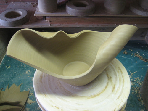 ロクロで作った花器の削り作業。_d0195183_0145414.jpg
