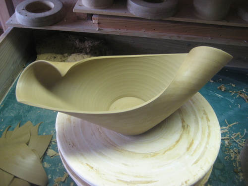 ロクロで作った花器の削り作業。_d0195183_0152588.jpg