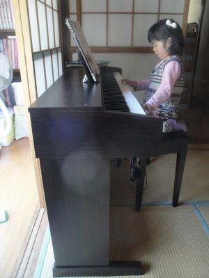 ピアノの練習がんばってるよ！_b0219130_1236723.jpg