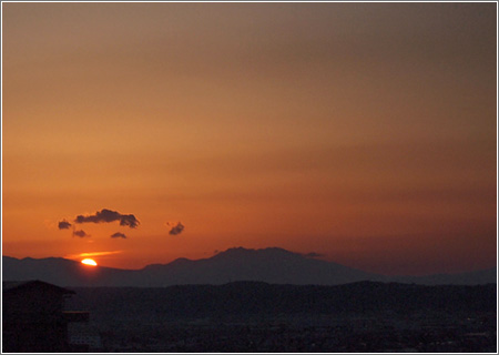 夕陽は荘厳、無限の力_e0151254_18473038.jpg