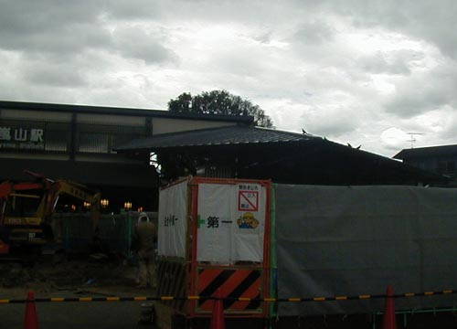 ●嵐山駅前の変化、その90(売店、脇道から広場)_d0053294_1403727.jpg