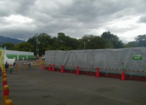 ●嵐山駅前の変化、その90(売店、脇道から広場)_d0053294_141858.jpg