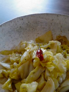考えることは多々あれど・・・春キャベツのアンチョビ炒め。_f0177295_2182122.jpg