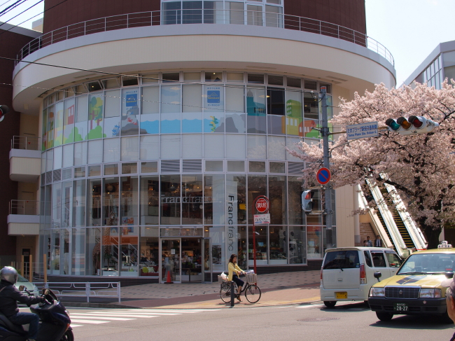 近くの桜　駅周辺　25mmパンケーキによるスナップ _a0085679_1554882.jpg