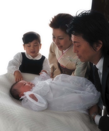 赤ちゃんを見つめるお母さんの暖かい笑顔が素敵です...._b0194185_22564235.jpg