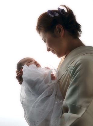 赤ちゃんを見つめるお母さんの暖かい笑顔が素敵です...._b0194185_2335197.jpg