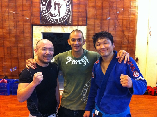 松本 峰周さん アウトサイダー レイちゃんの 海外移住計画 Singapore 柔術mmaのある生活 松本 峰周さん アウトサイダー レイちゃんの 海外移住計画 Singapore 柔術mmaのある生活