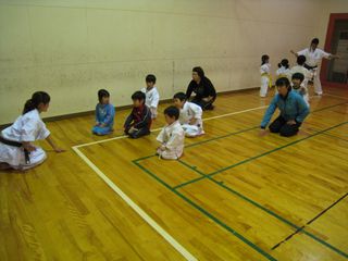 ママさん空手体験と親子空手4_c0118332_2224937.jpg