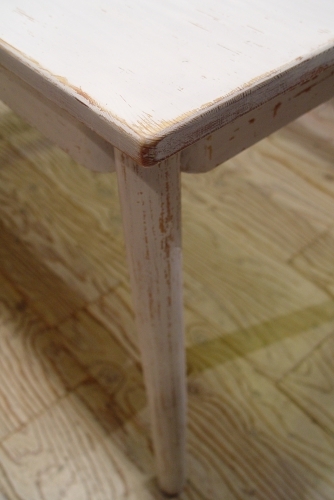 白いペンキの剥げたテーブル 完成 Gover 入荷情報
