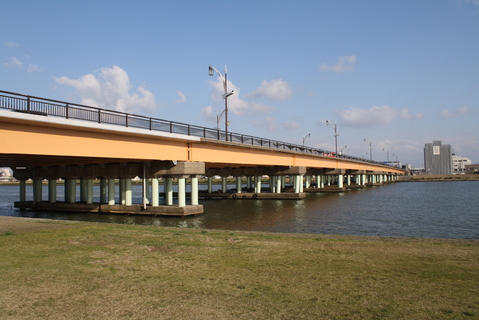 1964年の新潟地震の液状化で傾いた痕跡 昭和大橋の橋脚 ロビン アート スタジオ 良きものとゆっくりと