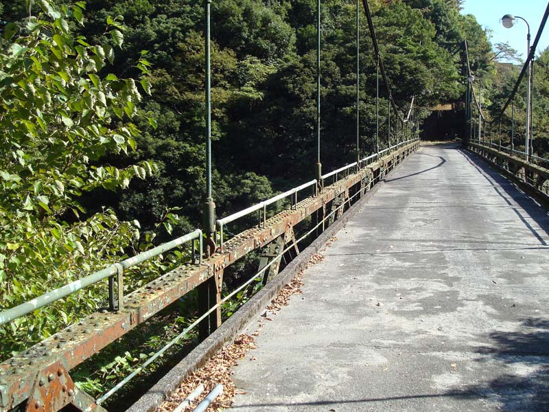 出山の鉄橋前の吊り橋［孝三九橋］の塗装２_f0139576_23202036.jpg