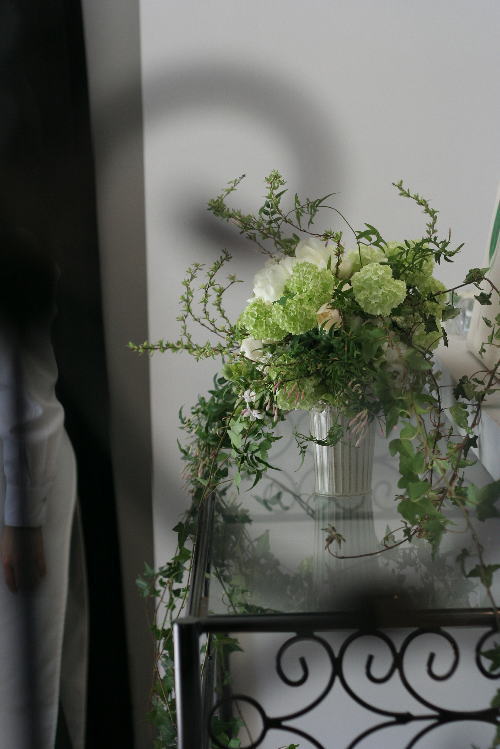 緑と、白と、ベージュの装花　日比谷パレス様へ_a0042928_032382.jpg
