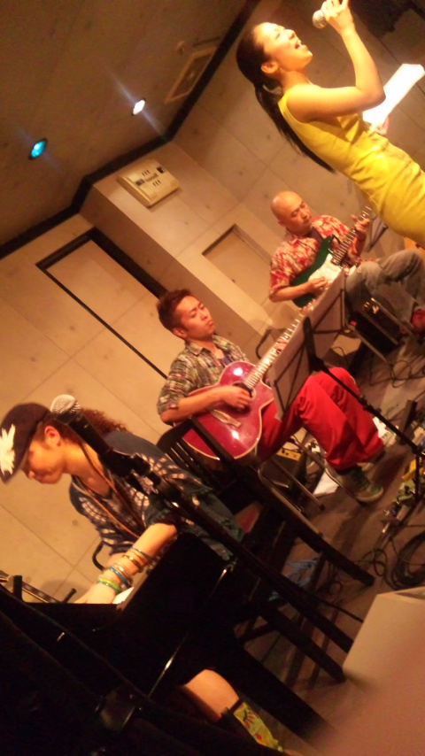 金曜日 昨日と今日のライブ_b0115606_12312979.jpg