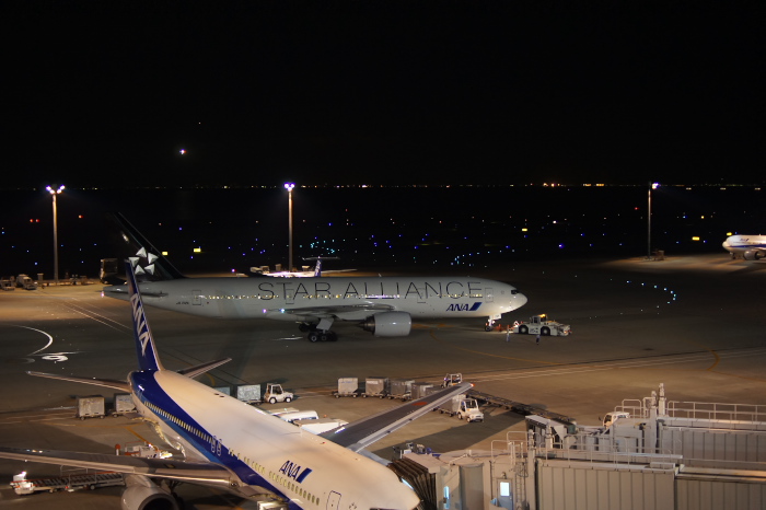 夜の羽田空港_f0218959_22523161.jpg