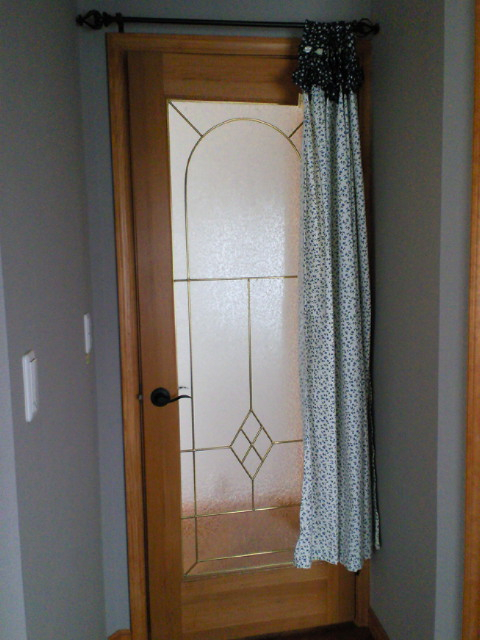 ステンドグラスの入ったドアにカーテンを取り付けました。_c0157866_20121165.jpg