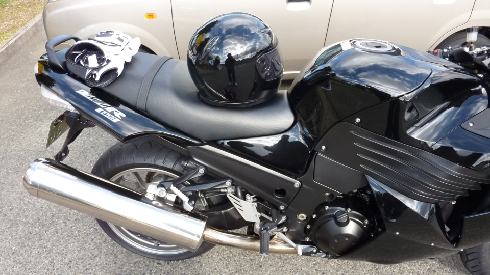 ZZR1400 に SW-MOTECH Alu-Rack と TraX Alu-Box トップケースを