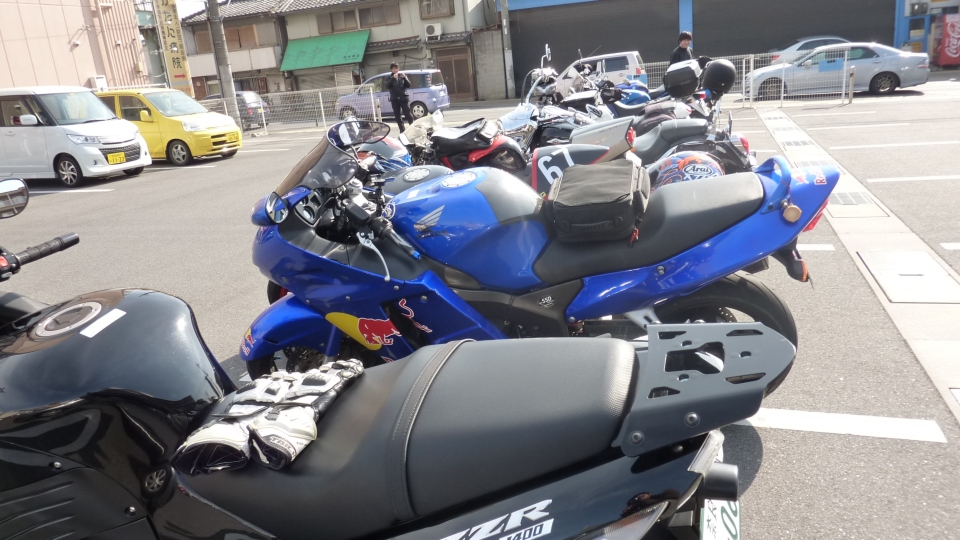 ZZR1400 に SW-MOTECH Alu-Rack と TraX Alu-Box トップケースを ZZR1400 に SW-MOTECH Alu-Rack と TraX Alu-Box トップケースを