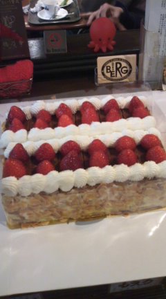 【コンの写メ日記♪】　本日のスペシャルケーキはストロベリーミルフィーユ！　#sweets #cake_c0069047_12503714.jpg