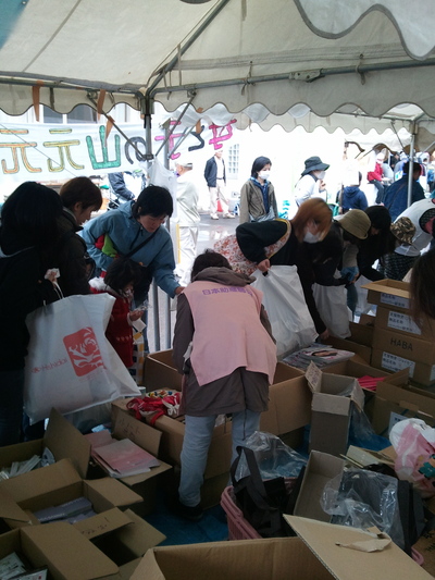 「母と子 山元 元気市」、700名以の方々に物資が届けられました！_c0212972_195418.jpg