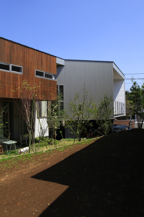 久々の建築日記「植樹」と「木部塗装直し」。_b0028216_20203518.jpg