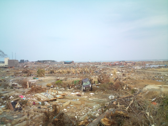 被災地、気仙沼より。愕然とする光景を体験し、家族を失った方々と目を見て話し。。_b0032617_17295660.jpg