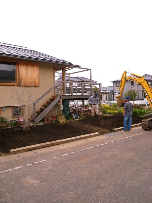 Nさんのいえ 植木の植替え 2011/4/26_a0039934_1742899.jpg