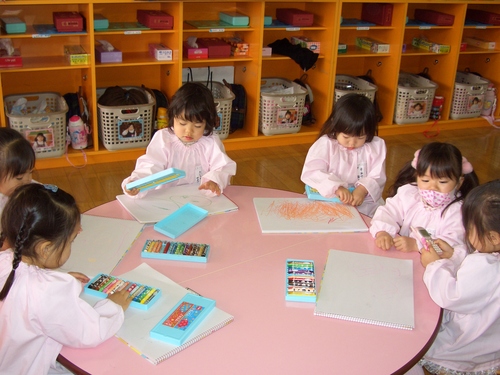 4月26日 火 初めてのお絵かき ともべ幼稚園 ひろばの出来事 笠間市 旧友部町
