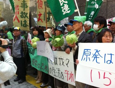 ▼「牛を連れ、出荷できない野菜をもって東電へ!」_d0017381_12461930.jpg
