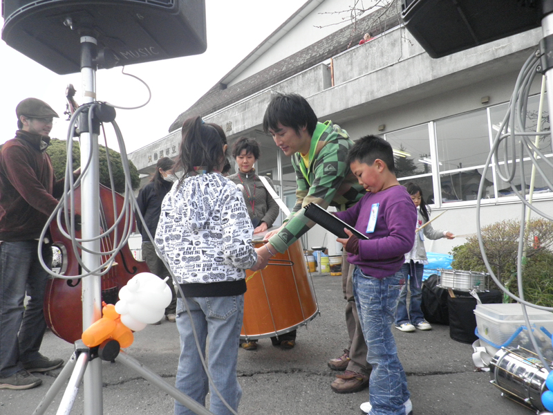 ◉被災地：宮城県、気仙沼でSAMBA♬　子供たちにリズムとパーカッションをレクチャー。_b0032617_18314321.jpg