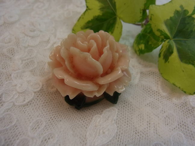 ベビーピンクの薔薇のブローチ_d0127182_17232560.jpg